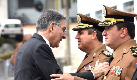 O governador Fernando Pimentel cumprimenta ao Coronel Bianchini, que deixa o cargo, e em seguida ao Coronel Figueiró de Lourdes, que assumiu o posto (foto: Manoel Marques | Imprensa MG)