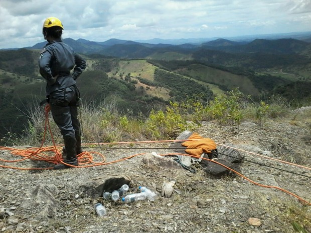 Militares do Corpo de Bombeiros fizeram resgate do corpo do chaveiro, na Serra da Viúva, com técnicas de rapel (Foto: Davidson Fortunato/Inter TV dos Vales)
