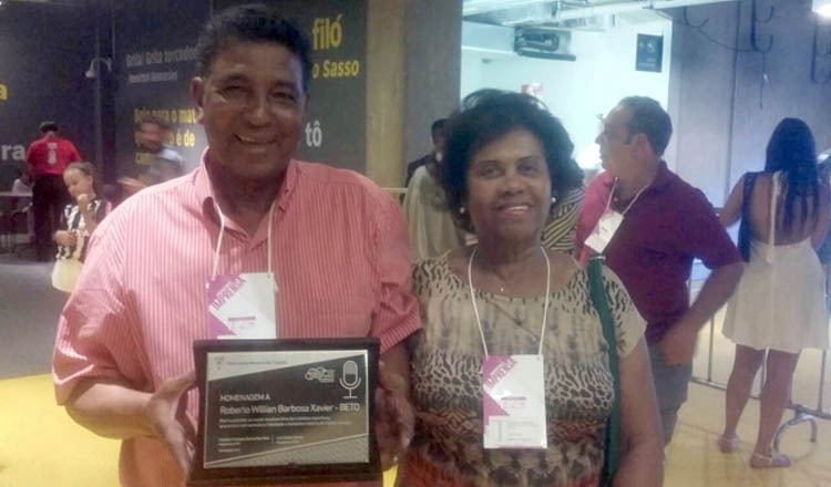 Domingos e Marleide, pais de Betão, recebem placa em homenagem ao filho falecido em 2015 (foto: Federação Mineira de Futebol)