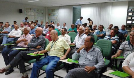 Delegados representando todas as unidades do Sicoob Credivale acompanham atentamente a Assembleia Geral Ordinária (foto: SANTHAR/minasreporter.com)