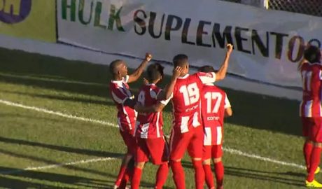 Jogadores do Villa comemoram gol de Roni, o primeiro da vitória sobre o América-TO (Foto: Reprodução | TV Globo Minas)