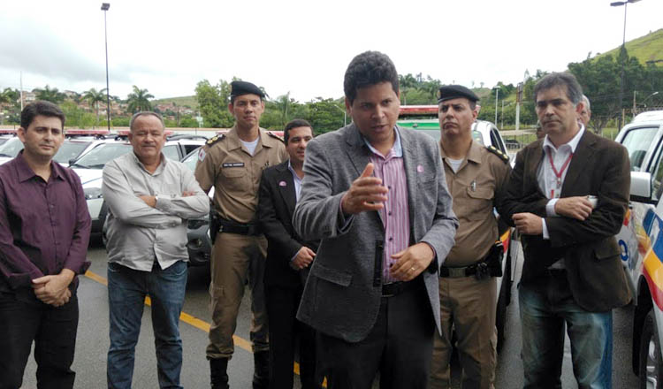 O prefeito Daniel Sucupira, ao lado das ambulâncias, ressalta a importância do investimento. Ao seu lado: os vereadores Melquisedeque e Northon Neiva, de Teófilo Otoni, o comandante do 19º BPM, Ten. Cel. Marinho; o presidente da Câmara de Teófilo Otoni, vereador Fábio Lemes; o comandante da 15ª RPM, Coronel Marcelo, e o assessor especial do governador, Jorge Arcanjo foto: minasreporter.com)
