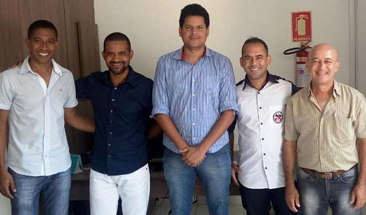 O prefeito Daniel Sucupira (ao centro) visitando a sede da APNM, no Bairro São Jacinto, acompanhado do vereador Taquim (dir) — foto: Diário de Teófilo Otoni | Reprodução