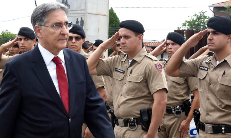 O governandor Fernando Pimentel em revista à tropa da PM no Vale do Aço, onde entregou 40 novas viaturas (foto: Veronica Manevy/Imprensa MG)