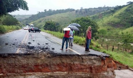 A interrupção da BR-418 ocorreu na madrugada de quinta-feira (09/02) [foto: Facebook]