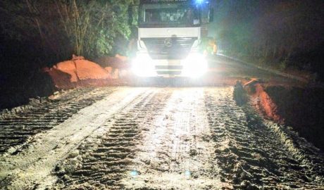 Ao final da noite de quinta-feira (09/02) o DEER conseguiu liberar o trânsito em pelo menos um dos lados da rodovia (foto: Facebook – Reprodução)