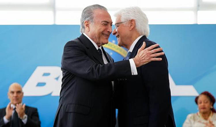 O presidente Michel Temer cumprimenta Moreira Franco depois de empossá-lo como ministro (foto: Beto Barata – Agência Brasil)