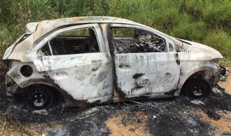 Um veículo ônix com as mesmas características do carro usado no tiroteio foi encontrado incendiado na zona rural de Teófilo Otoni (foto: Página do jornalista Elvis Passos no Facebook | Reprodução)