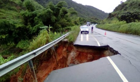 Na BR-116 também ocorreu o desmoranamento de parte da pista do trecho localizado no Km 305 mais 500 metros (foto: Facebook – Reprodução)