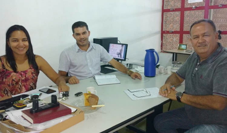 O vereador Northon Neiva (dir) com o secretário municipal de Abastecimento, Agropecuária e Meio Ambiente, Sérgio Marcos Franca, e a diretora da Divisão de Abastecimento, Maiandra (foto: Divulgação)