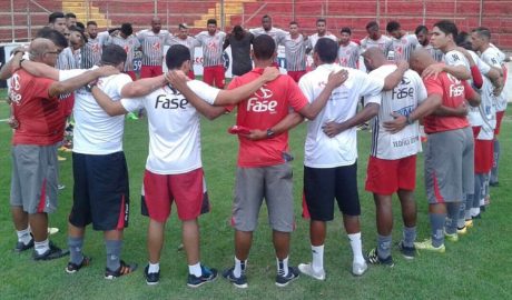 Ao final da primeira reunião, a equipe se abraçou e pediu as bênçãos do Céu para os próximos jogos (foto: ASCOM América-TO | Crédito: PH Studio)