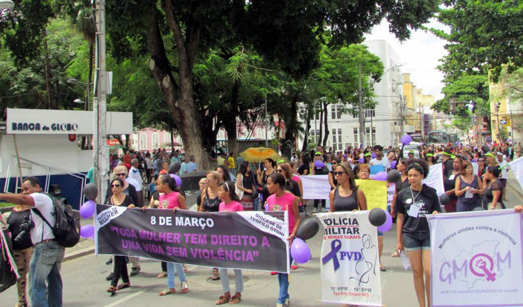 Os manifestantes carregavam faixas protestanto contra todo e qualquer tipo de violência contra a mulher (foto: GMOM | Divulgação)
