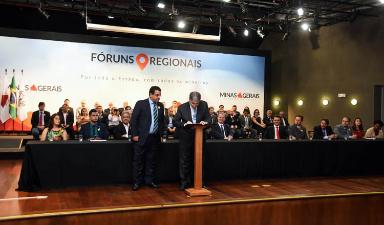 O governador Fernando Pimentel deu posse aos novos integrantes dos fóruns regionais (foto: Agência Minas)