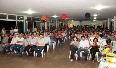 Embora formado, basicamente, por servidores da Prefeitura e outras pessoas ligadas ao status quo, o salão do Clube Palmeiras estava lotado (foto: ASCOM PMTO)