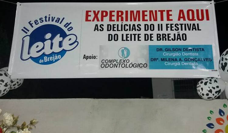 Todos os presentes foram recebidos com uma faixa de boas-vindas na entrada da área do festival
