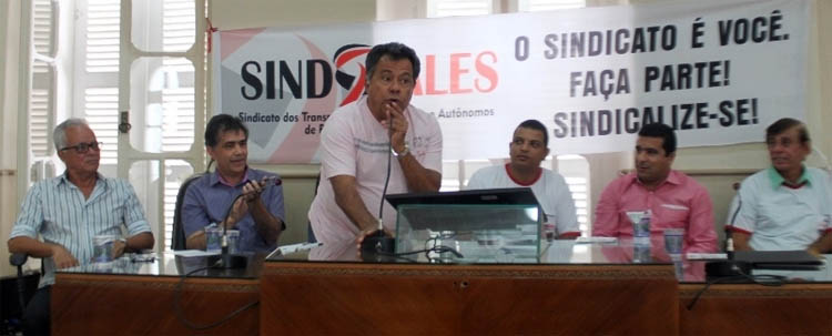 Na mesa diretora dos trabalhos: Marcos Godinho (sec. mun. Educação), Jorge Arcanjo (ass. esp. do Governo do Estado), Luiz Carlos Miranda (Força Sindical Nacional), Roni Franco (pres. Sindvales), Fábio Lemes (vereador e pres. CMTO) e Idácio Dantas