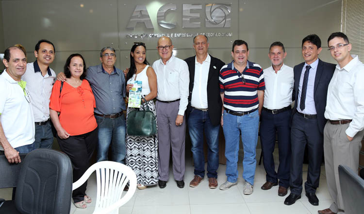 O presidente e o vice da ACE, empresários Ricardo Bastos e Tião da Jhiane (ao centro), com diretores, conselheiros e associados durante o café empresarial (foto: Sérgio Martins | SM Vídeo Produções)