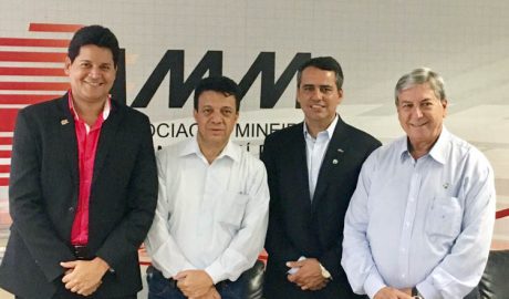 O prefeito de Teófilo Otoni e presidente da AMUC, Daniel Sucupira (1ª à esq) com os demais colegas prefeitos eleitos para a diretoria executiva da AMM, mandato 2017-2019 (fotos cedidas pela ASCOM PMTO)