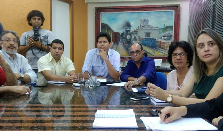 O prefeito Daniel Sucupira ao lado do presidente da Câmara, vereador Fábio Lemes, e secretários municipais, assistindo ao vídeo institucional dos 100 dias de governo (foto SANTHAR/minasreporter.com)