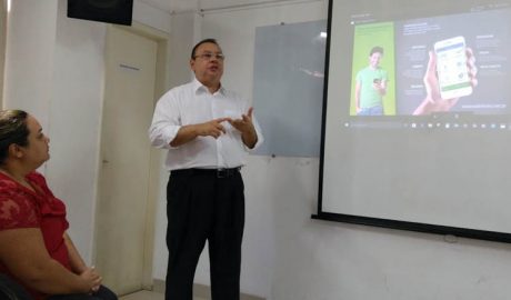 O representante do e-dinheiro explica a empresários teofilotonenses a dinâmica do funcionamento do sistema (foto: SANTHAR/minasreporter.com)