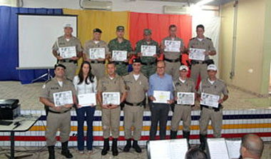 Os homenageados com as diferentes comendas recebidas na solenidade de comemoração dos 10 anos da 15ª RPM (foto: ACO 15ª RPM)