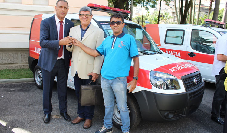 O prefeito de Acássio Coutinho (ao centro) recebeu a chave da ambulância das mãos do deputado estadual Neilando Pimenta (esq). O vereador José Armando Torres também se fez presente à solenidade (foto: Divulgação)
