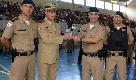 O paraninfo da turma foi o Coronel Paulo de Tarso Alonso Uzêda, da Polícia Militar da Bahia, que aparece na foto sendo cumprimentado pelo Coronel Marcelo Fernandes, comandante da 15ª RPM (foto: Facebook | Reprodução)