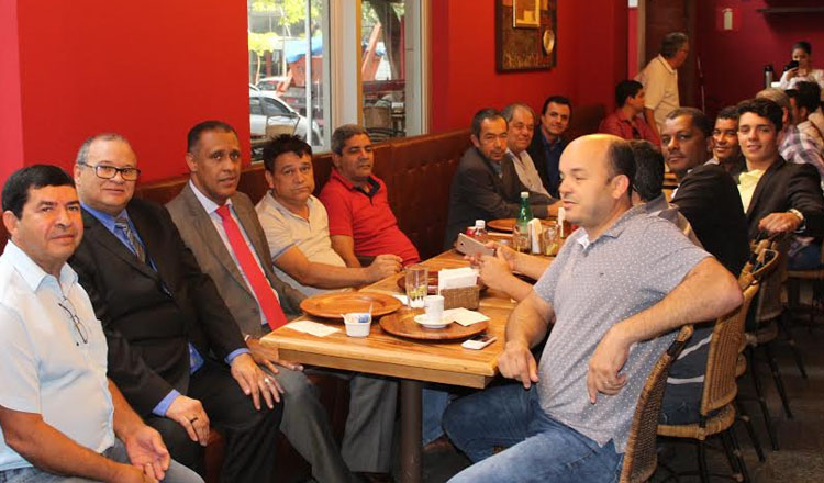 O deputado estadual Neilando Pimenta durante almoço de trabalho com prefeitos da região Nordeste de Minas (foto: Divulgação)
